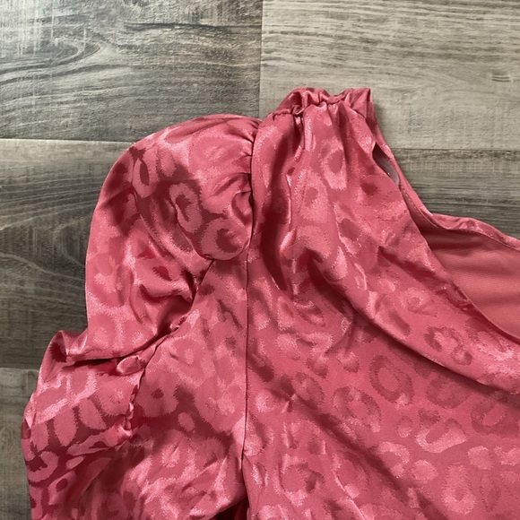 Do+ Be Pink Satin Cheetah Print One Shoulder Top NWT Medium - Picture 3 of 4